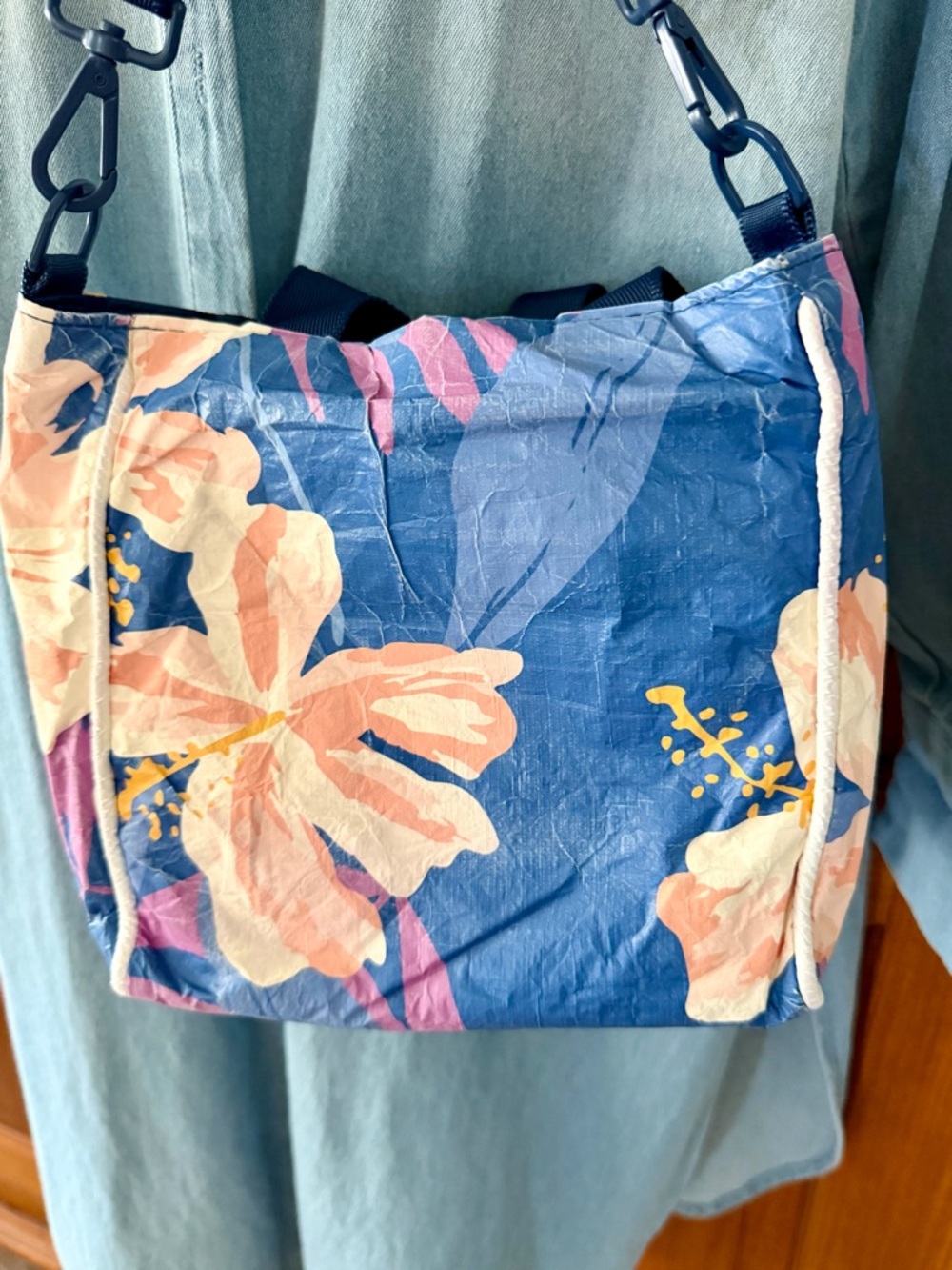 ALOHA Collection special edition Adrift Serene hibiscus crossbody - Picture 9 of 12